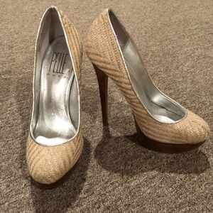 SOLD Super cute Pumps